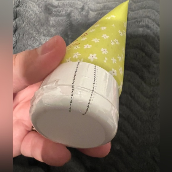 Perfectly Posh Snuggle Bunny Hand Crème - Picture 3 of 3